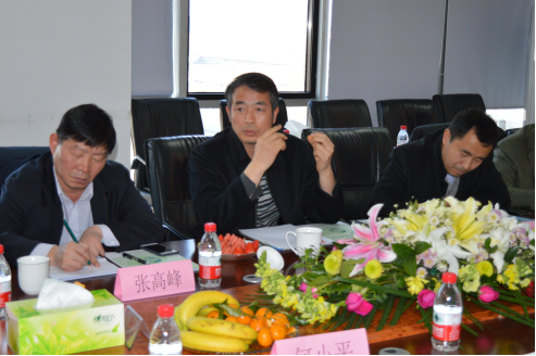北京市工商聯(lián)佘運副主席(中)、張峰處長(左)，北京市統(tǒng)戰(zhàn)部曹杰處長(右)
