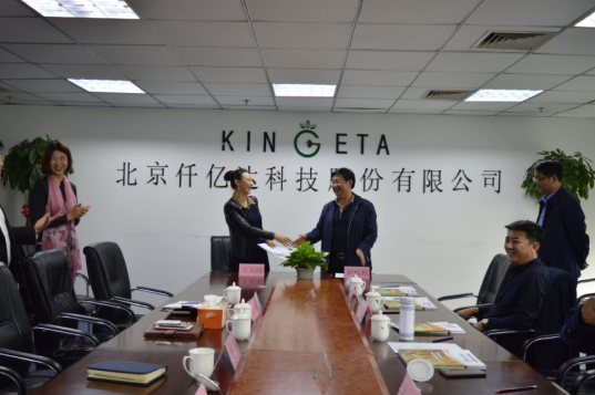 仟億達(dá)總裁王元圓與曲沃副縣長崔權(quán)利簽約現(xiàn)場(chǎng)