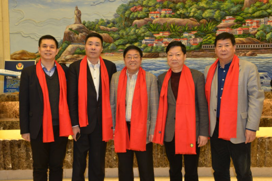 仟億達(dá)集團(tuán)董事長(zhǎng)鄭兩斌（左一）、陜西廈門(mén)商會(huì)會(huì)長(zhǎng)陳信雄（左二）、與廈門(mén)市人原副主任汪興裕（正中）、廈門(mén)駐京辦主任王飛（右二）廈門(mén)企業(yè)商會(huì)會(huì)長(zhǎng)蔣清林（右一）