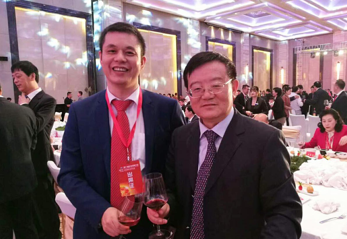 全國工商聯(lián)黨組書記、常務(wù)副主席徐樂江（右）與仟億達集團董事長鄭兩斌（左）