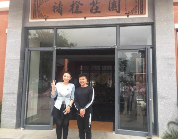 仟億達(dá)集團(tuán)總裁(左)與型動體育始人、奧運陳一冰(右)